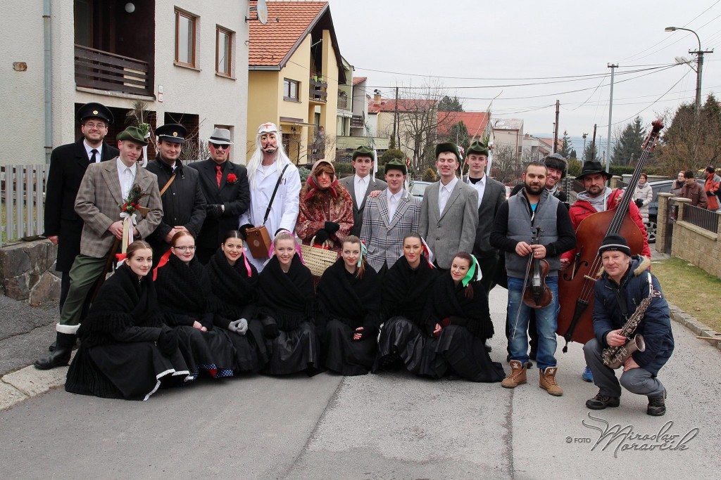 Spoločné foto fašiangovej bursy v trávniku